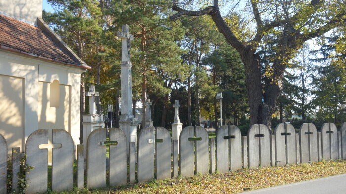 Kamenný kríž na cintoríne - Pusté Úľany-3