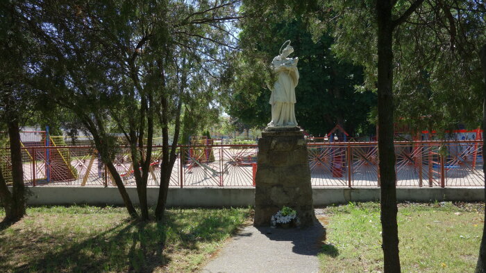 Nepomuki János szobra - a római katolikus templom parkja-1