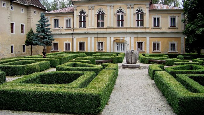Brodzany manor house-1