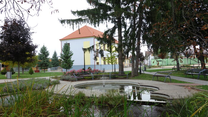 Központi zóna a templom mellett - Voderady-1