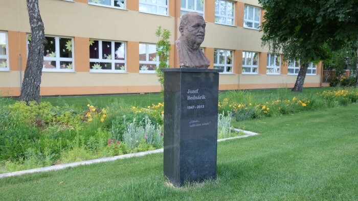 Busta Josefa Bednárika, rodáka ze Zelenče-1