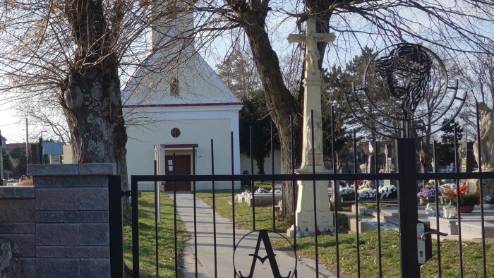 Zentralkreuz auf dem Friedhof in Opoj-1
