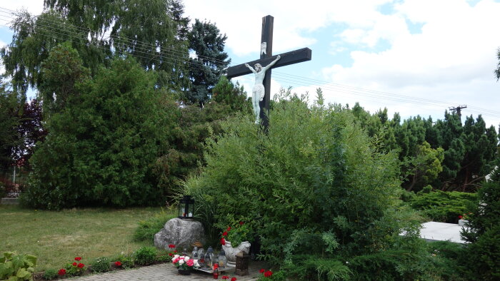 Zentralkreuz auf dem Friedhof - Igram-2