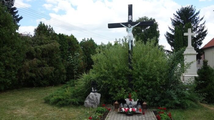 Zentralkreuz auf dem Friedhof - Igram-1
