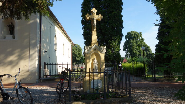 Kríž pred kostolom - Igram-2