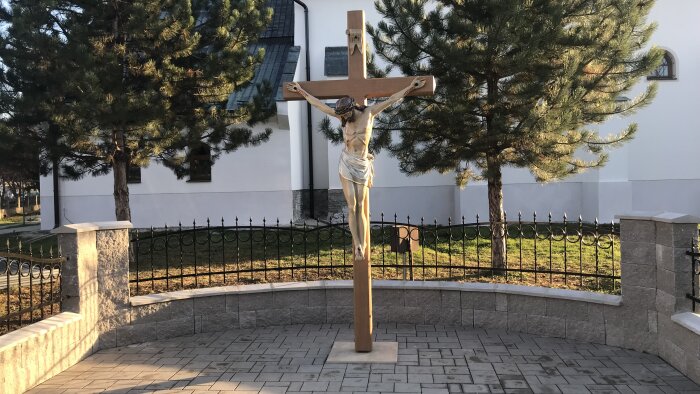 Kríž pri kostole - Hrnčiarovce nad Parnou-2
