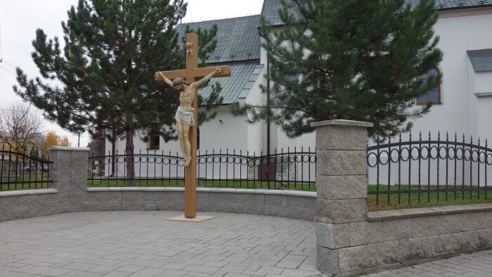 Kříž u kostela - Hrnčiarovce nad Parnou-4