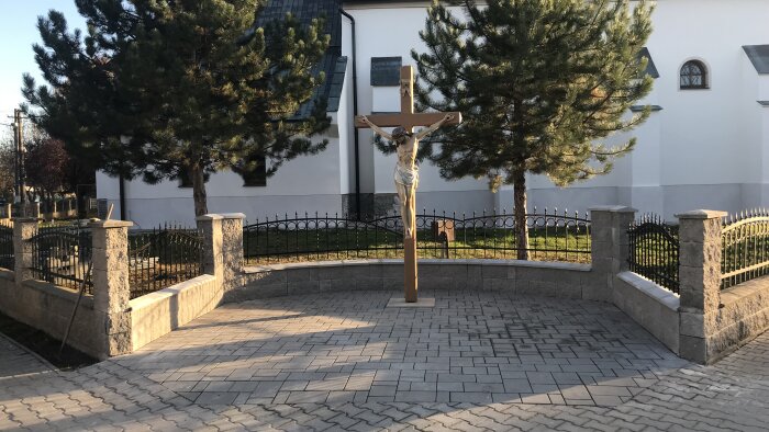 Kříž u kostela - Hrnčiarovce nad Parnou-1