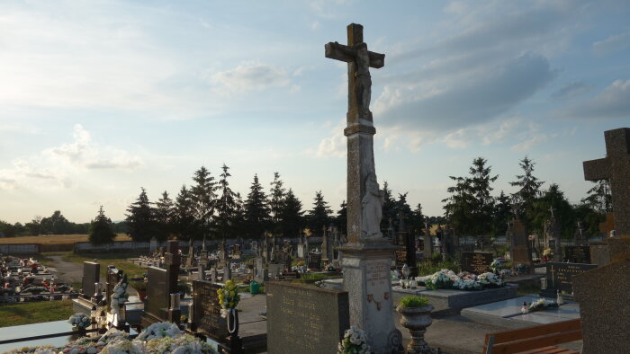 Központi kereszt a temetőben - Slovenská Nová Ves-3