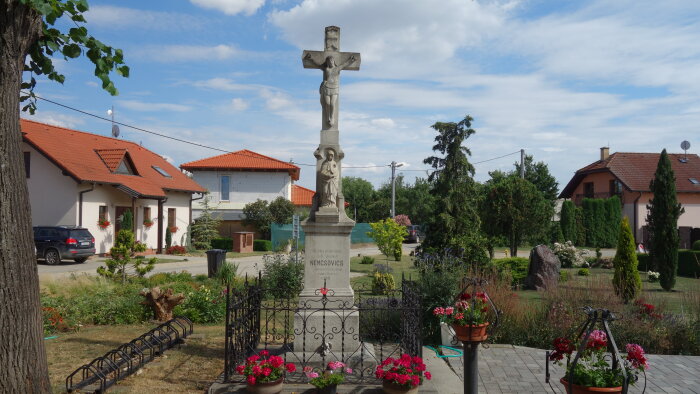 Kříž u kostela - Cífer, část Jarní-1