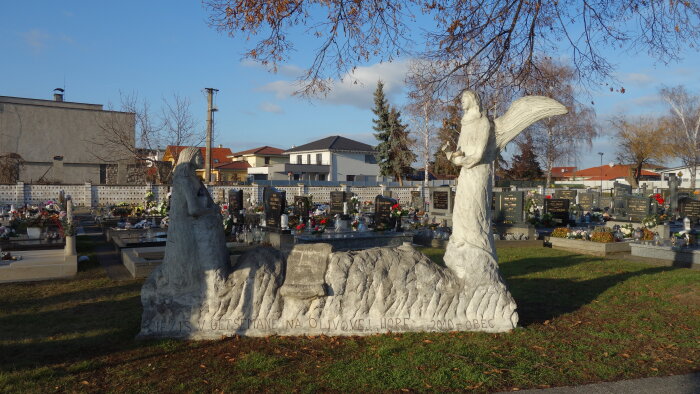 Friedhof mit Kreuz und Trauerhaus - Voderady-5