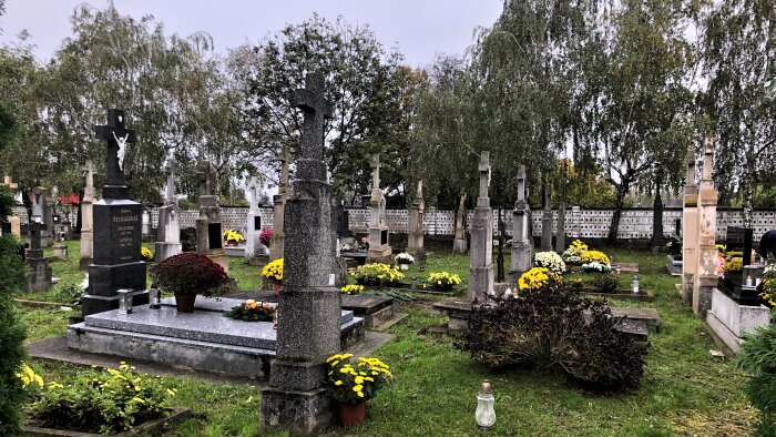 Hřbitov s křížem a domem smútku- Voderady-9