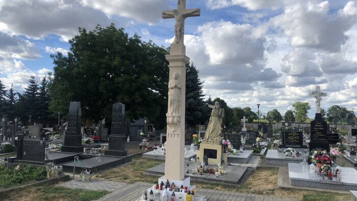 Ústredný kríž na cintoríne - Vlčkovce-1