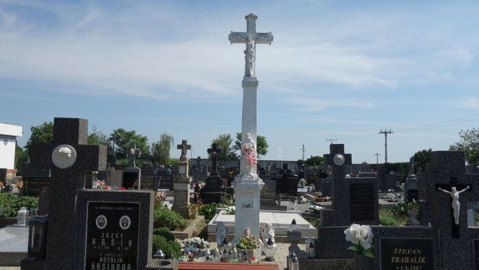 Központi kereszt a temetőben - Jablonec-2