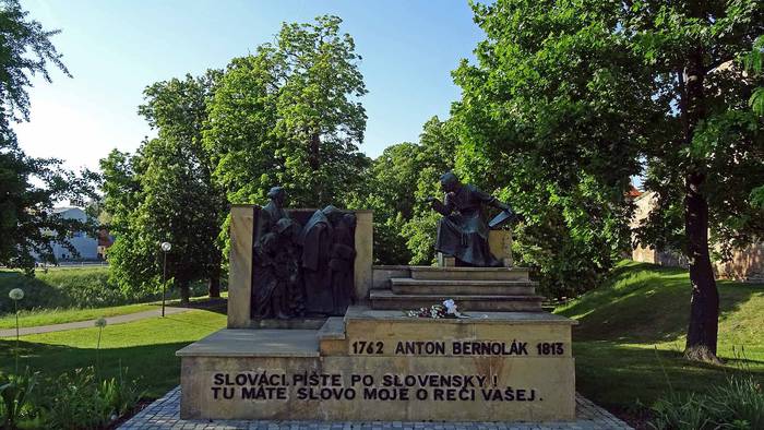 Emlékmű Anton Bernoláknak-1