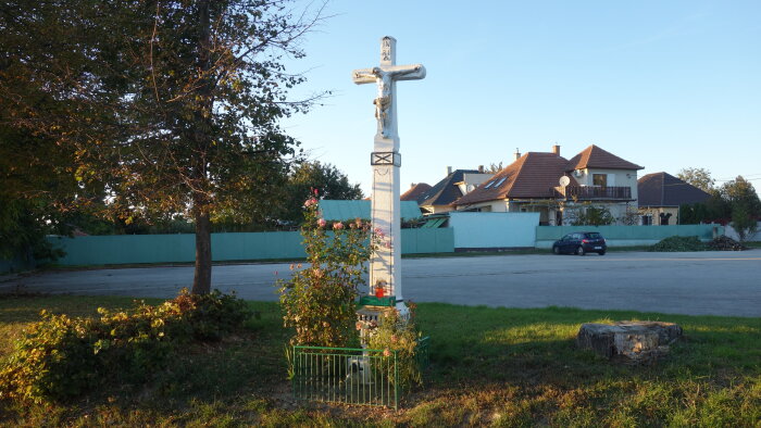 Kríž v obci, dolný koniec - Ružindol-2