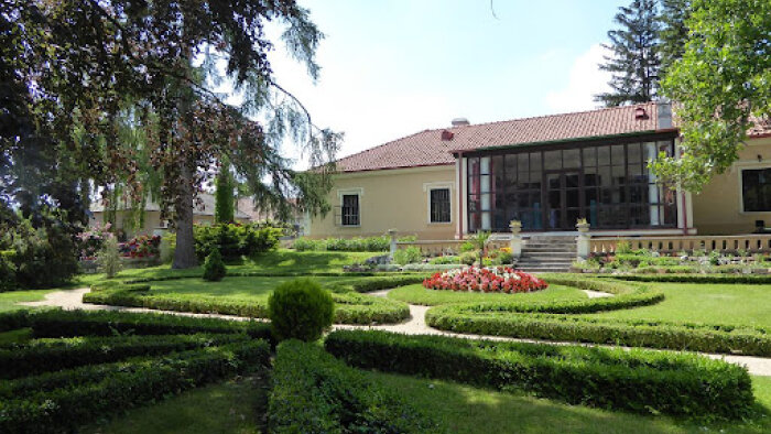 Herrenhaus mit historischem Garten - Koniarovce-1