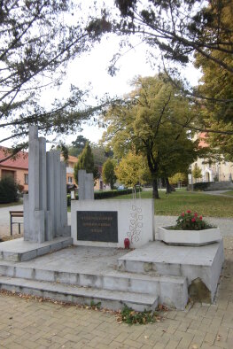 Emlékmű az SNP áldozatainak - Suchá nad Parnou-3