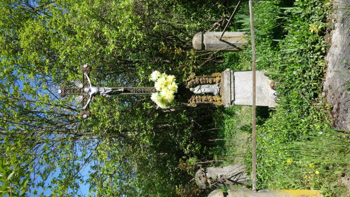 Gusseisernes Kreuz hinter dem Dorf - Vistuk-3