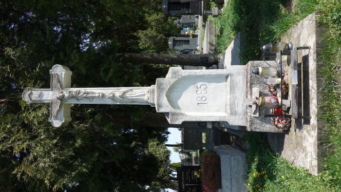 Das Hauptkreuz auf dem Friedhof - Budmerice-2