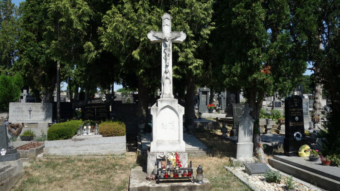Hlavný kríž na cintoríne - Budmerice-1